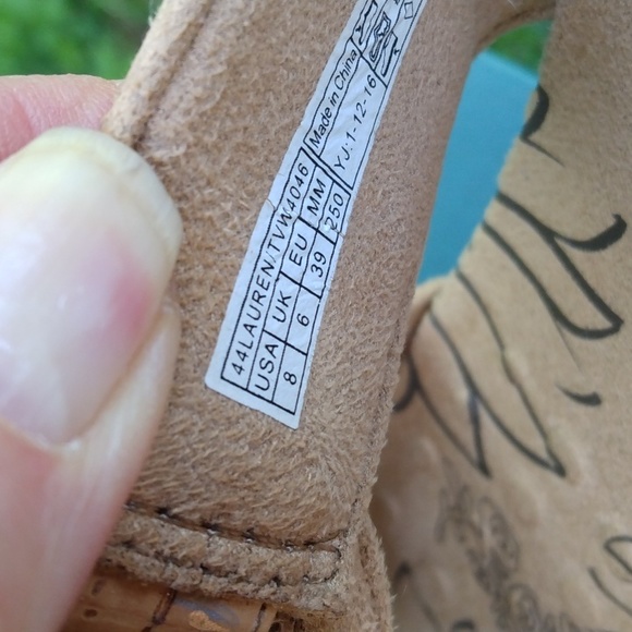 LIKE NEW! VIONIC CORK , VELCRO SANDALS - Picture 5 of 5